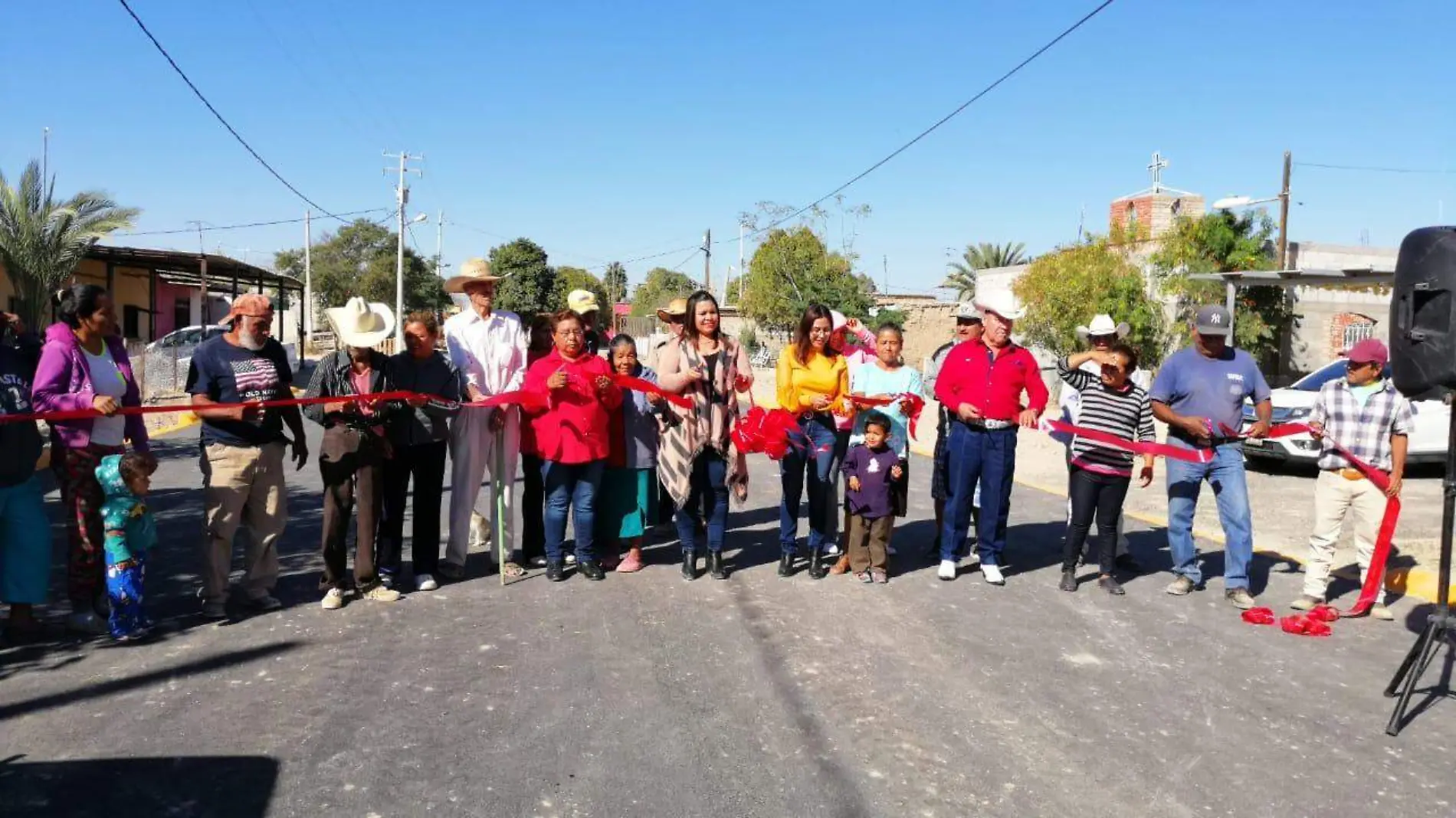 12 Se entregan obras de pavimento y techumbres en Viesca Coahuila